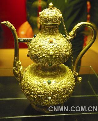 故宮藏品：金鏨花云龍紋葫蘆執(zhí)壺（清）