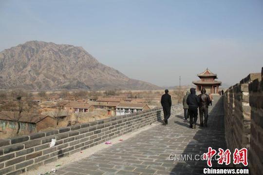 圖為雞鳴驛的城墻，遠(yuǎn)眺為雞鳴山。