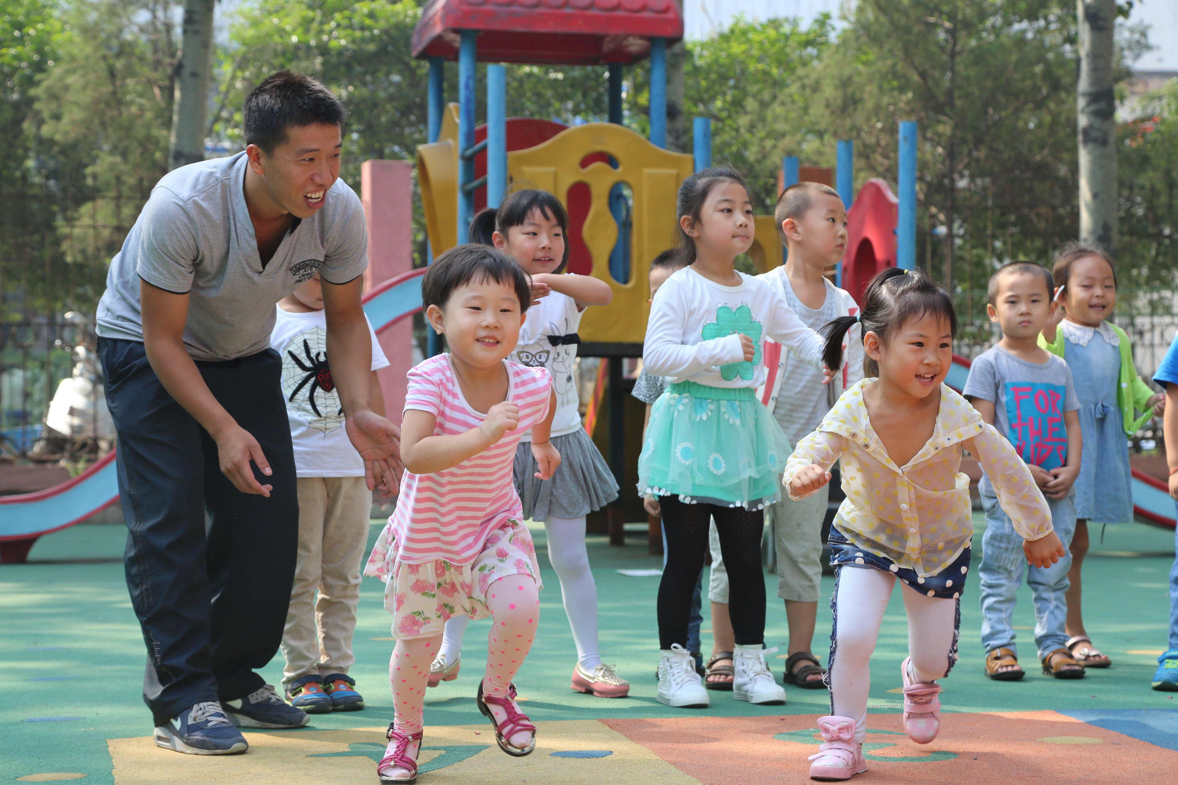 又是一年教師節(jié)，即將到來的教師節(jié)將是原濤作為男幼兒教師度過的第三個教師節(jié)。談及這兩年的幼教經(jīng)歷，原濤介紹道，從最初的親朋好友的不理解，到現(xiàn)在大家的支持，而且小朋友們和他相處的已經(jīng)無話不說了。