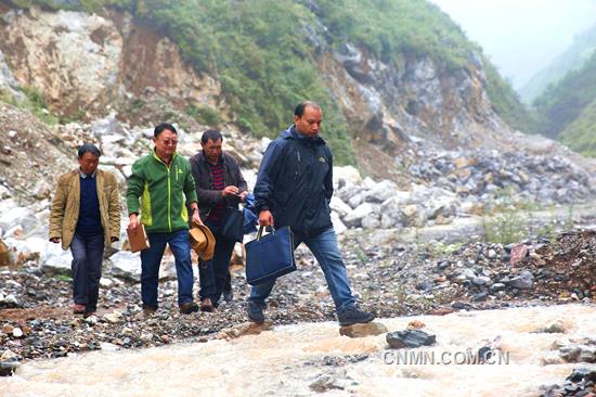 頭條 跋山涉水只為貧困戶早日脫貧。尹永權(quán) 攝_副本