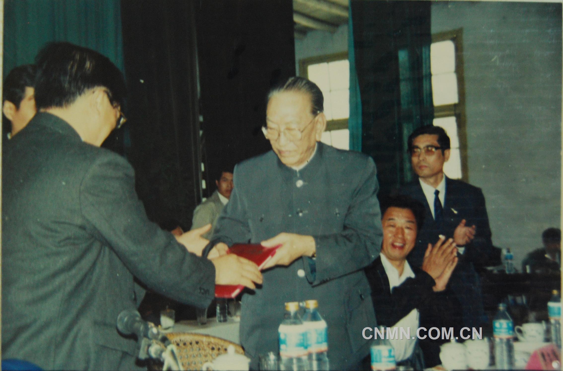 1991年10月，耿飚回到闊別65年的水口山，欣然接受“水口山功勛礦工”榮譽(yù)稱(chēng)號(hào)。